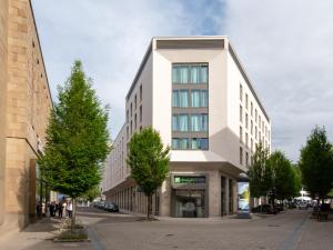 ハイルブロンにあるHoliday Inn Express Heilbronn by IHGの街路にある高い白い建物