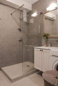 eine Dusche mit Glastür im Badezimmer in der Unterkunft Laura Apartments in Brodarica