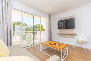 A television and/or entertainment centre at Apartamentos Massanet