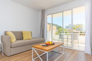 A seating area at Apartamentos Massanet