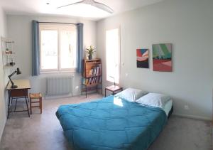 ein Schlafzimmer mit einem großen blauen Bett in einem Zimmer in der Unterkunft Magnifique villa piscine clim vue dominante 6 couchages in Saint-Clément-de-Rivière + 13 Fotos