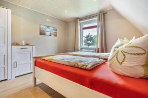 a bedroom with two beds and a window at Ferienwohnung auf dem Land in Altenwillershagen
