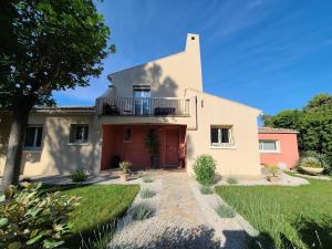 ein großes Haus mit einem Balkon darauf in der Unterkunft Magnifique villa piscine clim vue dominante 6 couchages in Saint-Clément-de-Rivière