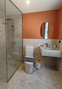 La salle de bains est pourvue d'une douche, de toilettes et d'un lavabo. dans l'établissement MOD 15 City Centre, à Agios Nikolaos