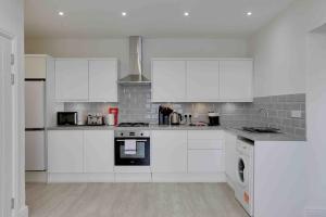 Kuchyň nebo kuchyňský kout v ubytování Chelmer Springs Maisonettes + 22 fotografií
