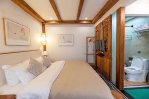 丽江Lijiang Old Town Meiliju View Inn的一间卧室配有一张床和一个卫生间