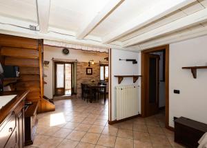 a kitchen and dining room with a table in it at Luminosa Mansarda nel Cuore di Intra in Intra