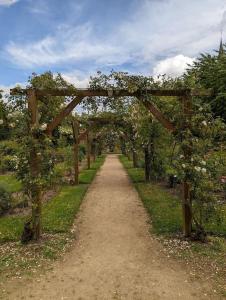 a dirt road with an arch with an archway on it at Joli studio à la campagne in Lassay +2 photos