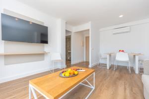 A television and/or entertainment centre at Apartamentos Massanet