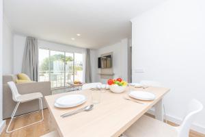 A television and/or entertainment centre at Apartamentos Massanet