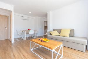 A seating area at Apartamentos Massanet