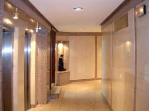 a hallway with a statue in the middle of a building at Apartamentos Olano C.B. in Madrid