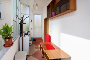 Habitación pequeña con mesa y nevera. en Guesthouse Berati, en Berat