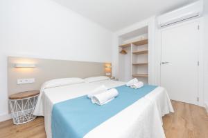 A bed or beds in a room at Apartamentos Massanet