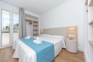 A bed or beds in a room at Apartamentos Massanet