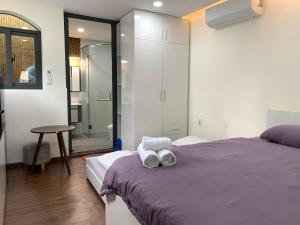 胡志明市的住宿－LUCY HOTEL & APARTMENT，一间卧室配有一张床,上面有两条毛巾