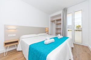 A bed or beds in a room at Apartamentos Massanet