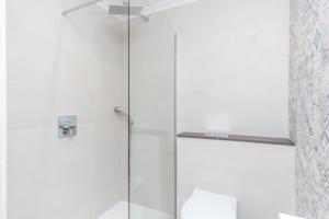 A bathroom at Apartamentos Massanet