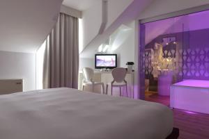 a hotel room with a bed and a table and chairs at Elite Hotel & Spa in Mestre