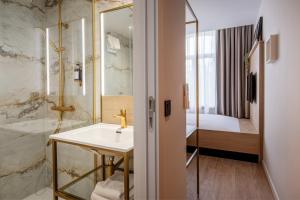 bagno con lavandino e doccia di Jill Hotel Brussels a Bruxelles