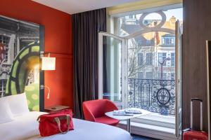 une chambre d'hôtel avec un lit et une fenêtre dans l'établissement Mercure Lille Centre Grand Place, à Lille 195 autres photos