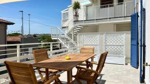 a wooden table and chairs on a balcony at SE100 - Senigallia, nuovo bilocale a 100 mt dal mare in Senigallia