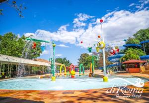 A piscina localizada em diRoma Thermas direto com o Grupo diRoma com acesso ao Acqua Park e Café da manhã ou nos arredores