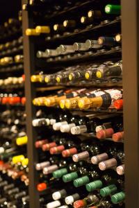 un estante de vino lleno de muchas botellas de vino en Parador 44 en Cardiff