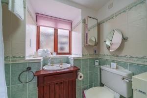 Ένα μπάνιο στο 6 The Mews - Cosy Cottage with garden +12 φωτογραφίες