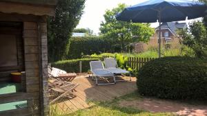 KraksdorfにあるStella Balticaのパティオ(パラソル付)に座る椅子2脚