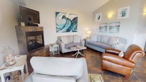 Un lugar para sentarse en Oceanview A by Tybee Vacation Rentals