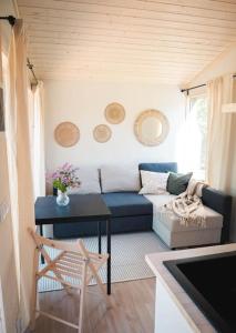 Area soggiorno di Paluküla tiny house Kuuse