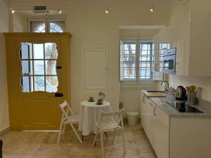 Cucina o angolo cottura di Prestigious Pied a Terre Wignacourt with views