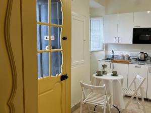 Cucina o angolo cottura di Prestigious Pied a Terre Wignacourt with views