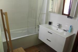 un bagno bianco con lavandino e doccia di Authentique ferme périgourdine, à 5km au sud de Sarlat, 1km de la rivière a Vitrac Altre 51 foto