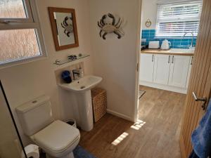 Ένα μπάνιο στο Nautical themed Guest House with private patio on the outskirts of Lymington
