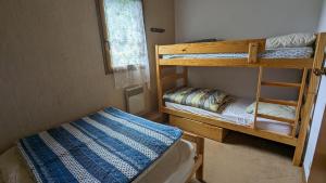 a small room with two bunk beds and a bed at Chalet mitoyen à Cauterets in Cauterets
