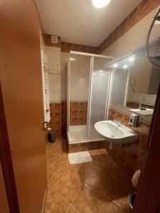 Koupelna v ubytování Termál Schmitz Apartmanok B5