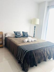 a bedroom with a bed with two towels on it at Hermoso 1amb Lindo SuperCompleto in Buenos Aires