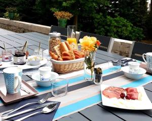 einen Picknicktisch mit einem Korb mit Essen und Brot in der Unterkunft Maison Cuevas in Biarritz