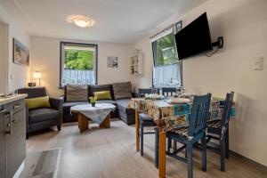 una sala de estar con un sofá y una mesa en Bungalow Kay, Bgl 4, en Dranske