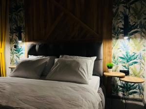 Una cama con sábanas blancas y almohadas en un dormitorio. en NJ Luxury breeze, en Varna