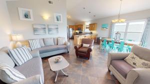 Un lugar para sentarse en Oceanview A by Tybee Vacation Rentals