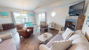 Un lugar para sentarse en Oceanview A by Tybee Vacation Rentals