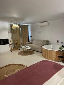 a living room with a couch and a tub at Suite trufa - benamahoma in Benamahoma