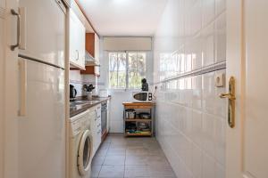 Kuchyň nebo kuchyňský kout v ubytování Pino Golf Garden Apartment Elviria