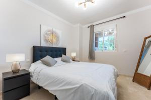 Postel nebo postele na pokoji v ubytování Pino Golf Garden Apartment Elviria