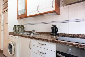 Kuchyň nebo kuchyňský kout v ubytování Pino Golf Garden Apartment Elviria
