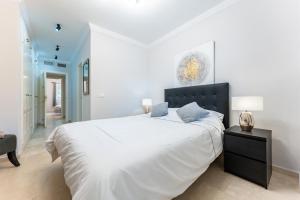 Postel nebo postele na pokoji v ubytování Pino Golf Garden Apartment Elviria