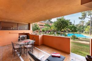 Bazén v ubytování Pino Golf Garden Apartment Elviria nebo v jeho okolí